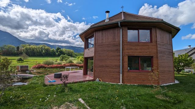 Chalet en bois en Savoie après rénovation du bardage au saturateur