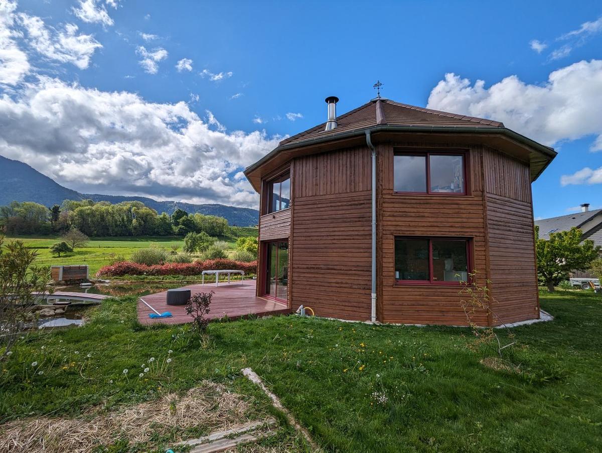 Décapage et application d'un saturateur sur un bardage bois en Savoie