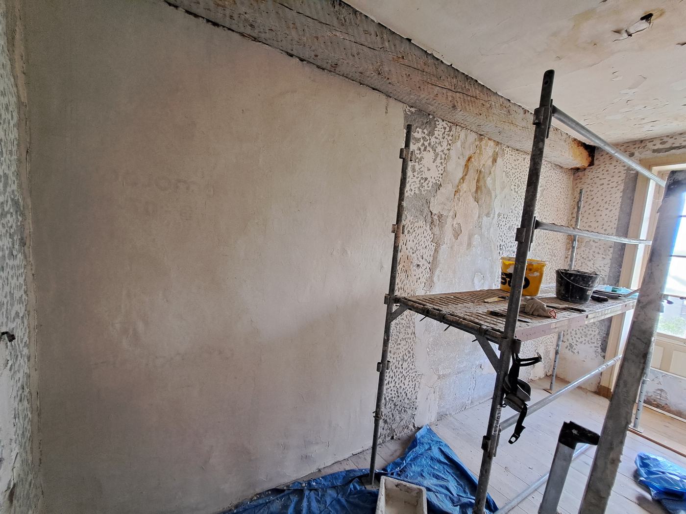 Application d'un enduit de finition minéral sur bâti ancien à Arbin — photo 4