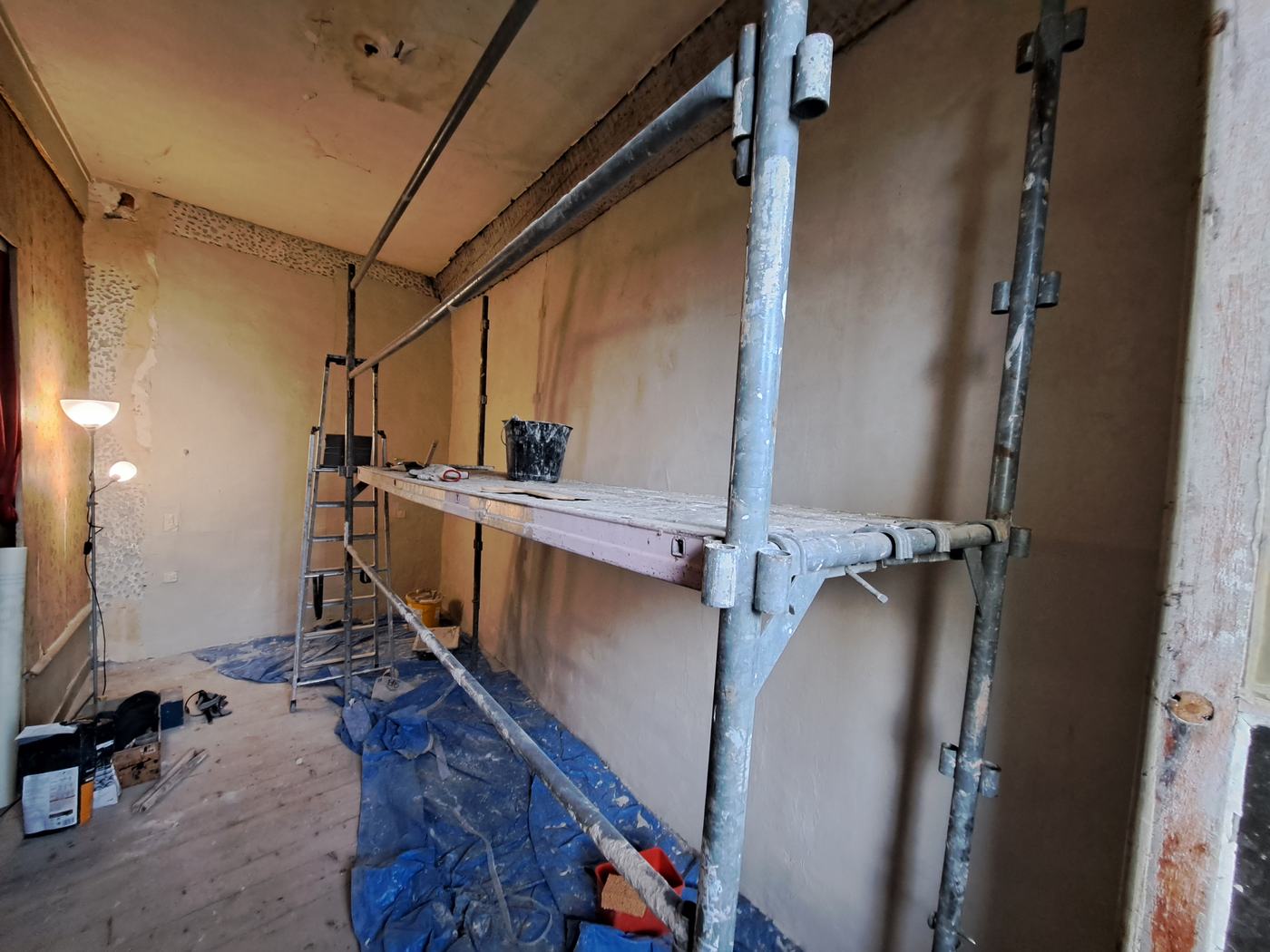 Application d'un enduit de finition minéral sur bâti ancien à Arbin — photo 5
