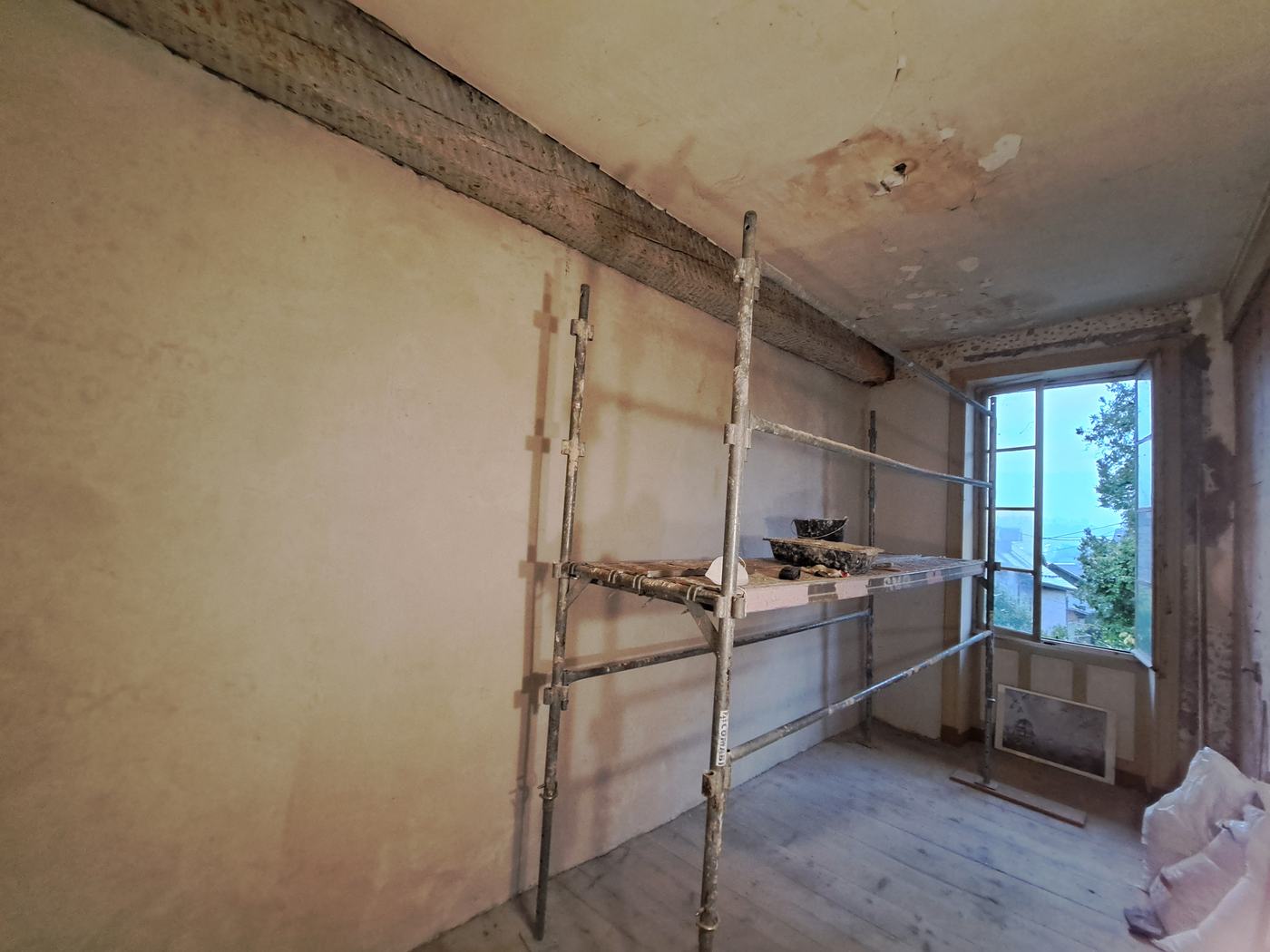 Application d'un enduit de finition minéral sur bâti ancien à Arbin — photo 6