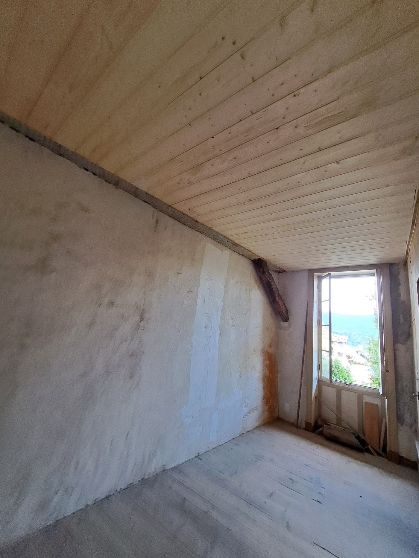 Application d'un enduit de finition minéral sur bâti ancien à Arbin — photo 8