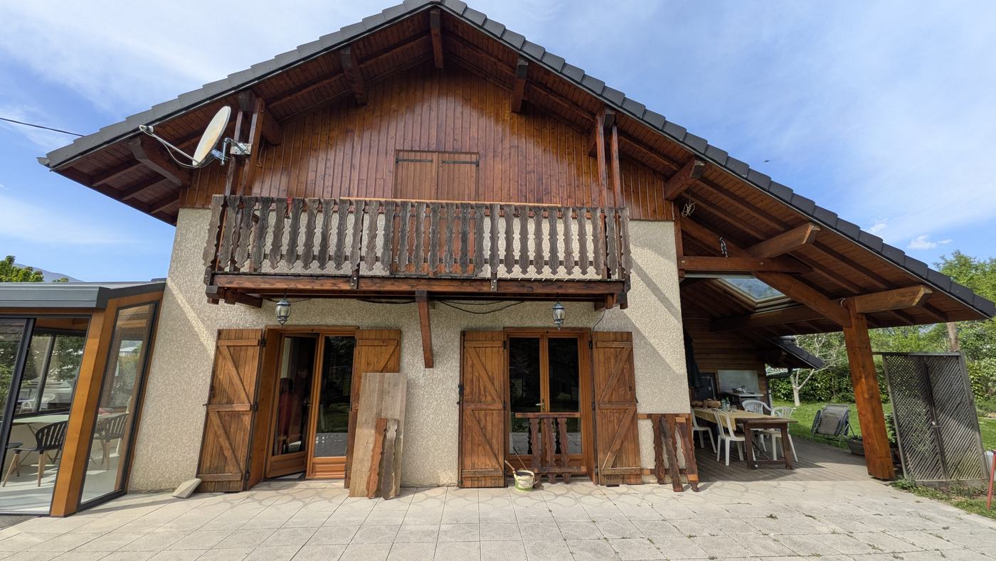 Rénovation de boiseries extérieures d'un chalet à Châteauneuf en Savoie — photo 1