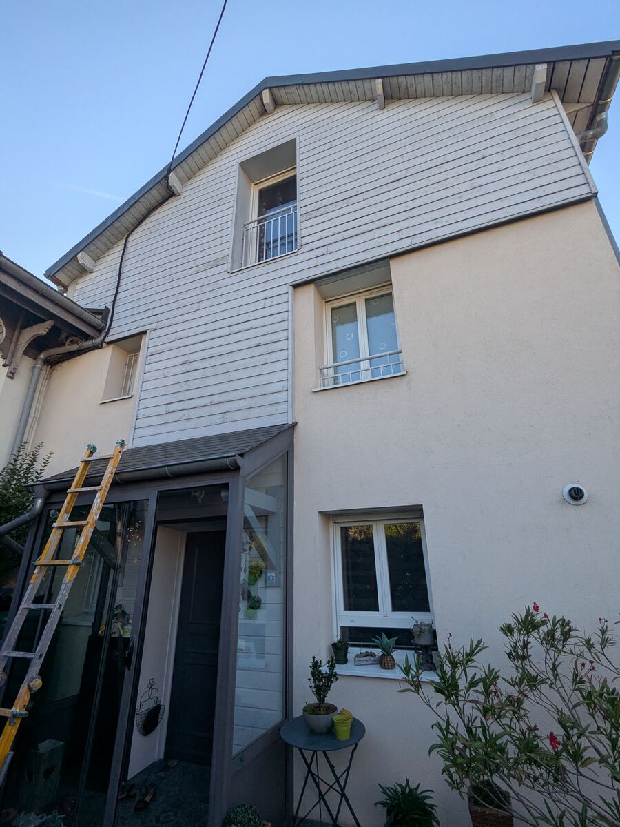 Bardage bois d'une copropriété à Chambéry avant rénovation des boiseries en façade