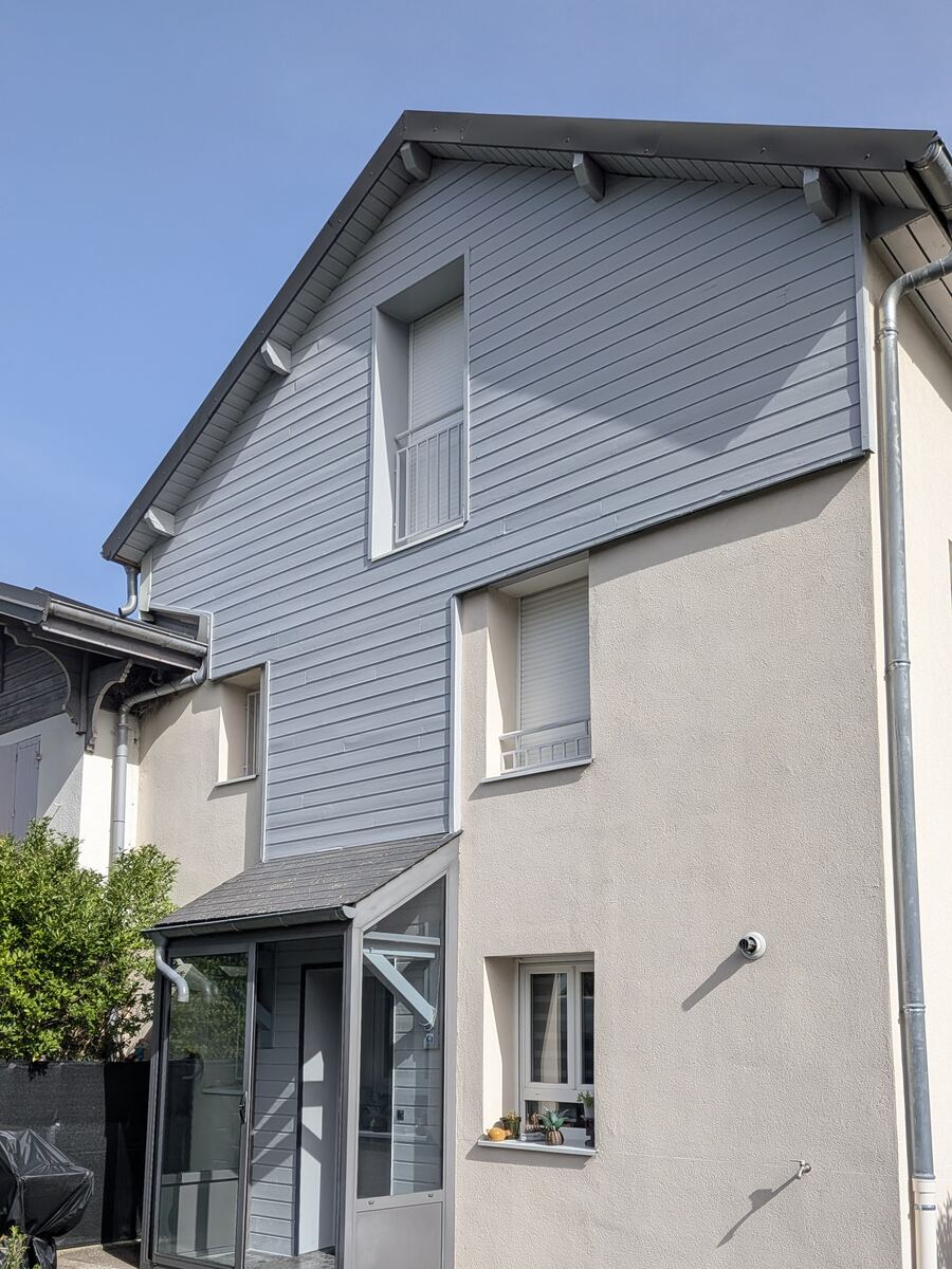 Bardage bois rénové en peinture microporeuse sur une copropriété à Chambéry