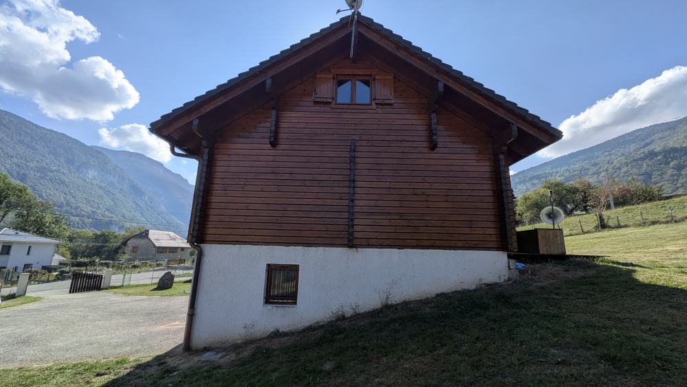 Pignon en bois d'un chalet à Vimines après rénovation des boiseries : bardage et sous-toiture lasurés