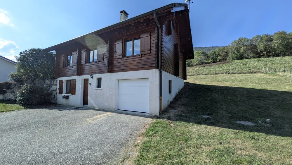 Façade d'un chalet à Vimines après rénovation : bardage, volets et menuiseries en lasure