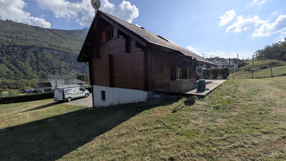 Chalet à Vimines après rénovation des boiseries extérieures, vue de côté