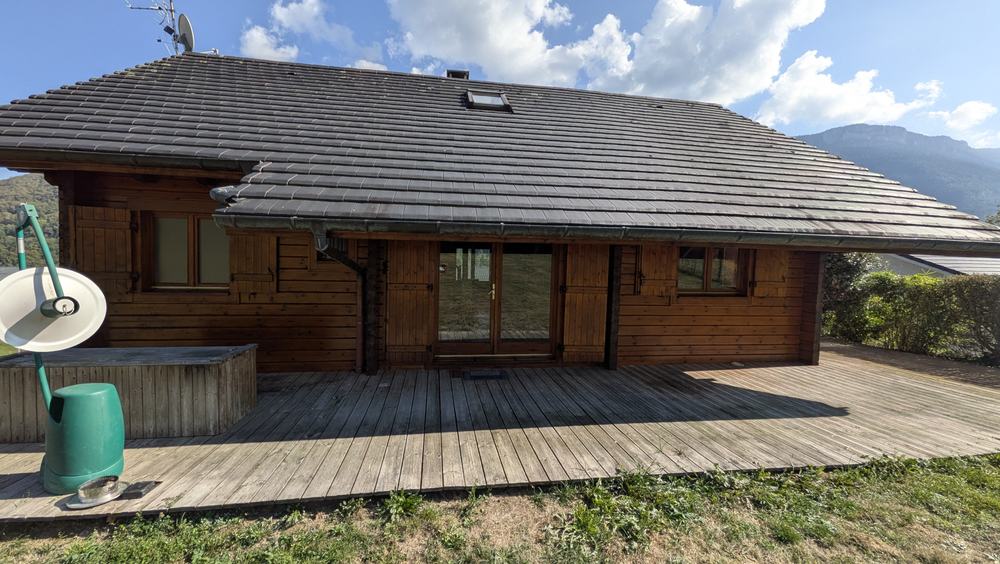 Façade côté terrasse d'un chalet à Vimines après rénovation du bardage et des menuiseries