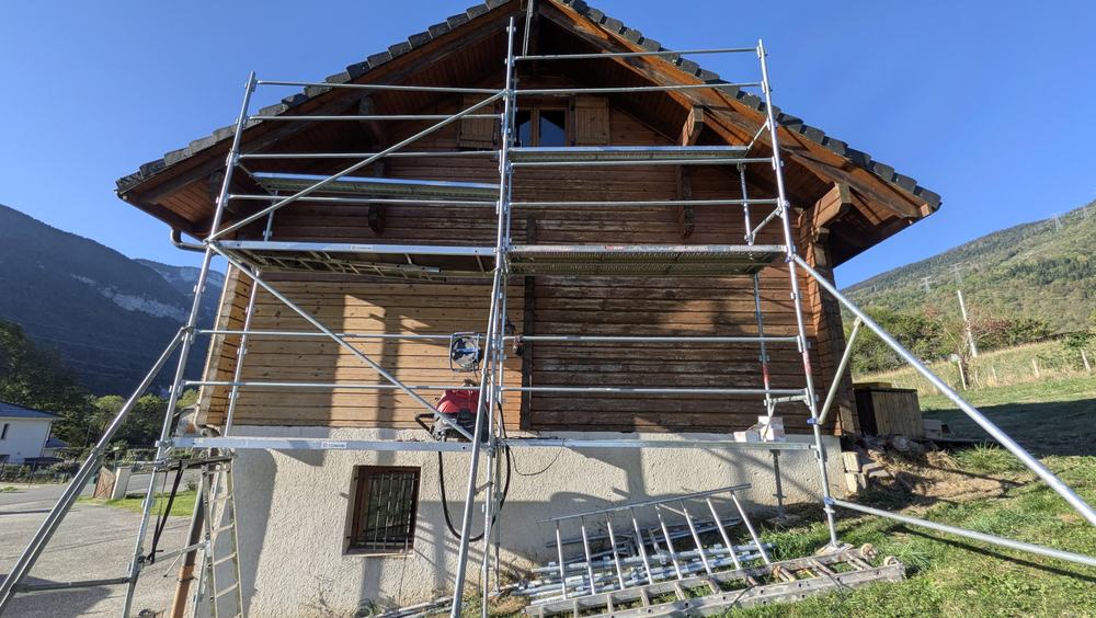 Ponçage du bardage d'un chalet à Vimines depuis l'échafaudage