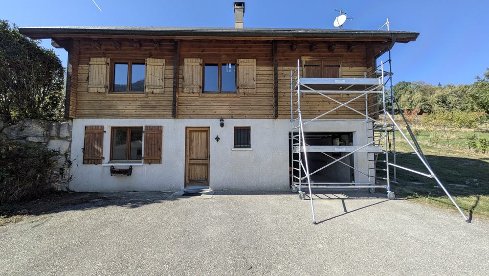 Ponçage des boiseries d'un chalet à Vimines, échafaudage en place sur la façade