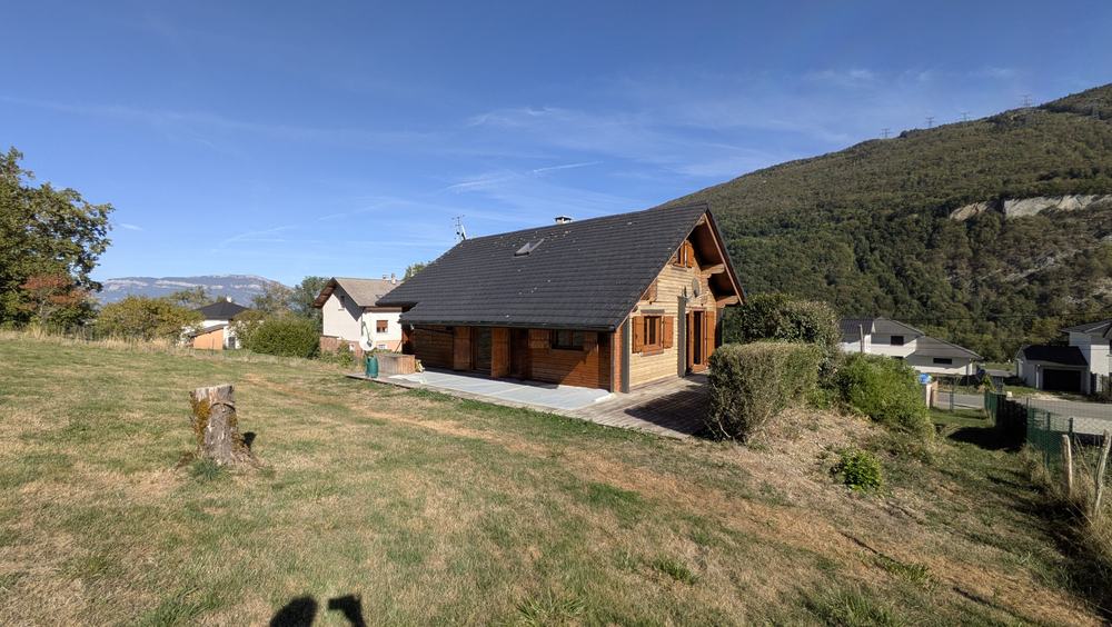 Vue d'ensemble d'un chalet en bois à Vimines pendant la rénovation des boiseries
