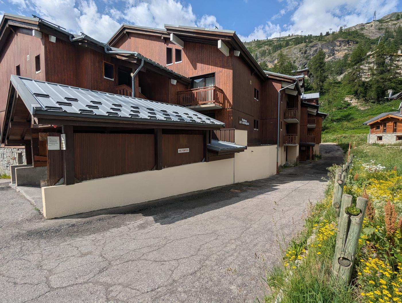 Rénovation des peintures de façade d'une copropriété à Tignes — photo 1
