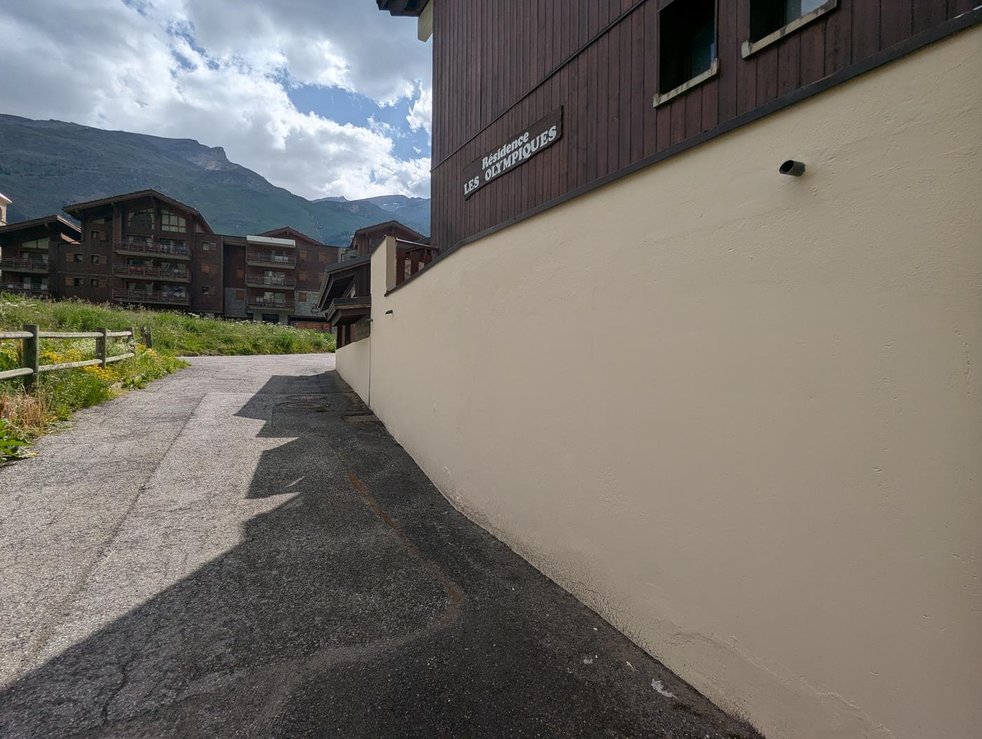 Rénovation des peintures de façade d'une copropriété à Tignes — photo 3