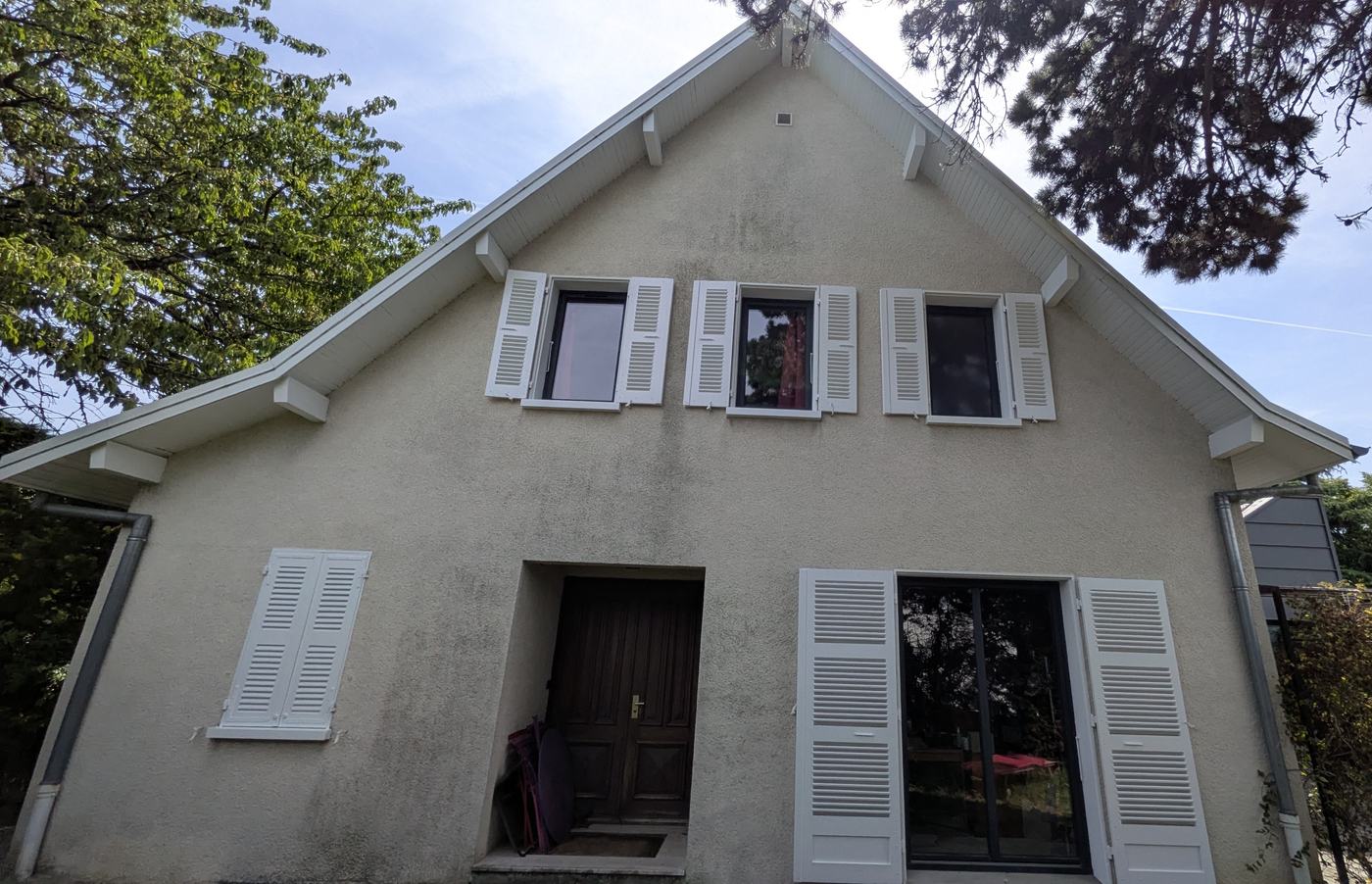 Rénovation de volets bois et encadrements de fenêtres en Savoie — photo 1