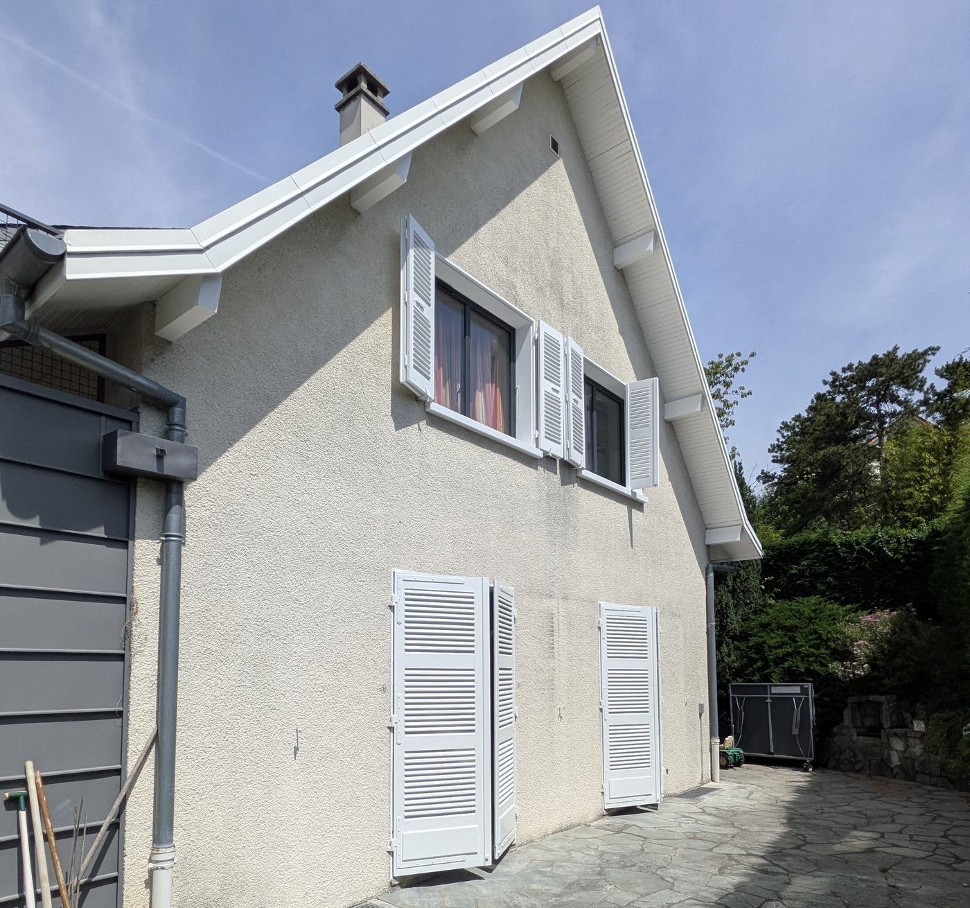Rénovation de volets bois et encadrements de fenêtres en Savoie — photo 2