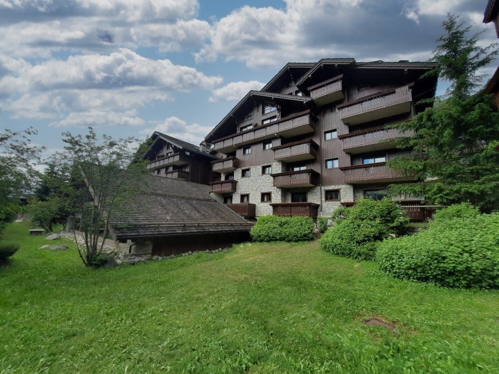 Entretien et rénovation des boiseries extérieures d’un chalet à Méribel-les-Allues