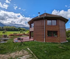 Chalet en bois rénové avec finition saturateur en Savoie