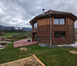 Bardage bois marqué par le temps avant rénovation de chalet en Savoie