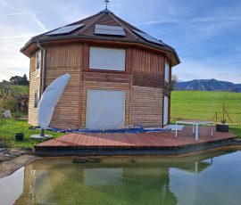Brossage du bardage bois après décapage lors d’une rénovation de chalet en Savoie