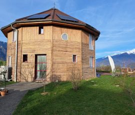 Brossage du bardage bois après décapage lors d’une rénovation de chalet en Savoie