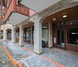 Grattage manuel après décapage chimique de façade à Bourg-Saint-Maurice