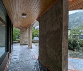 Application d’un décapant chimique sur façade à Bourg-Saint-Maurice