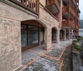 Grattage manuel après décapage chimique de façade à Bourg-Saint-Maurice