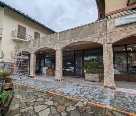 Application d’un décapant chimique sur façade à Bourg-Saint-Maurice