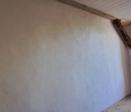 Façade de bâti ancien rénovée avec enduit minéral à Arbin