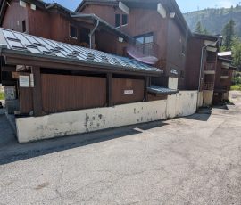 Façade de copropriété avant rénovation à Tignes