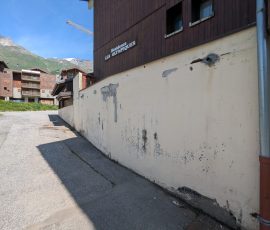 Façade de copropriété avant rénovation à Tignes
