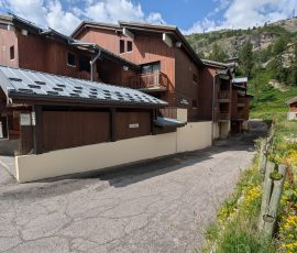 Façade de copropriété rénovée après travaux de peinture à Tignes