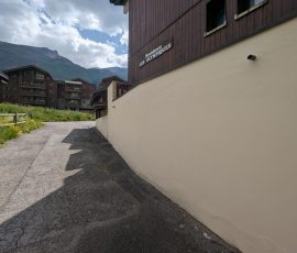Façade de copropriété rénovée après travaux de peinture à Tignes