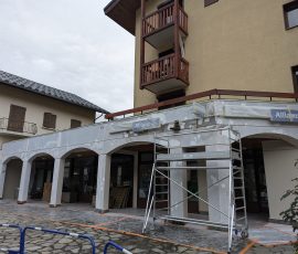Application d’une couche d’impression régulatrice sur façade à Bourg-Saint-Maurice