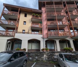 Application d’une peinture semi-épaisse D3 sur façade de copropriété à Bourg-Saint-Maurice