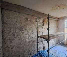 Piquage complet de l’ancien enduit sur bâti ancien à Arbin