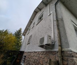Façade avant ravalement, traces de lierre présentes à chambéry