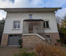 Façade avant ravalement, traces de lierre présentes à Chambéry