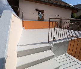 Façades et terrasse rénovées après travaux de peinture à Challes-les-Eaux