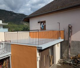 Façades et terrasse rénovées après travaux de peinture à Challes-les-Eaux