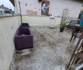 Façade et terrasse avant rénovation à Challes-les-Eaux