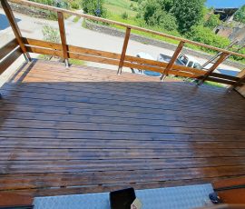 Entretien de la terrasse en bois avec un saturateur à Chamoux-sur-Gelon