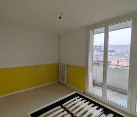 Mise en peinture de finition dans une chambre rénovée à Chambéry