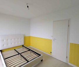 Résultat après peinture de finition dans une chambre rénovée à Chambéry
