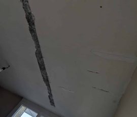 Préparation des murs avec grattage et rebouchage pour peinture intérieure à Chambéry