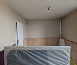 Avant travaux – dégradations visibles sur les murs d’une chambre à Chambéry