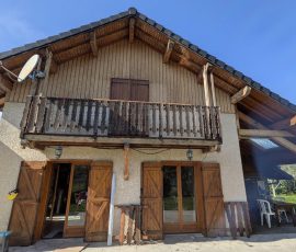 Boiseries de chalet après ponçage et préparation du support
