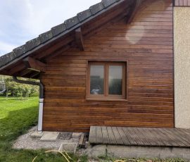 Application de lasure sur boiseries extérieures de chalet en Savoie