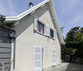 Résultat final après rénovation des boiseries extérieures. Façade latérale après rénovation des volets bois et peinture des encadrements